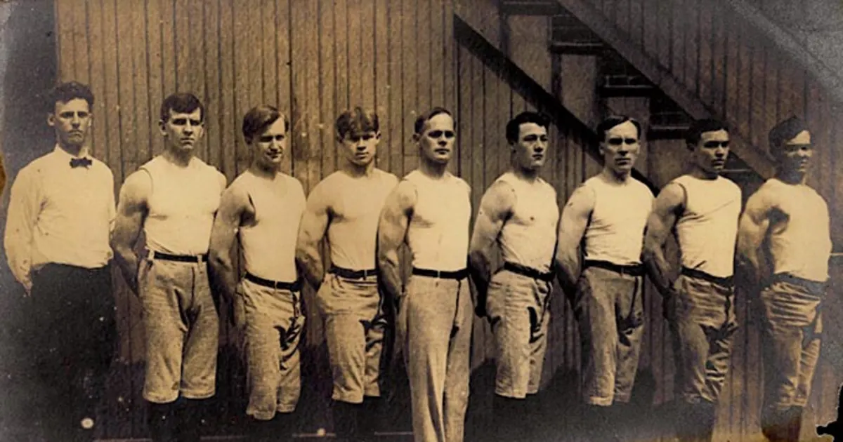 Equipo estadounidense de gimnasia en los Juegos Olímpicos de San Luis 1904. Al centro de la fila, George Eyser